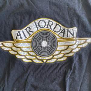 Collab mellan Jordan och air force one. Extremt sällsynt t shirt i väldigt bra skick trots hur gammal den är.