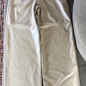 Byxor fr Boohoo - Vida byxor ”fake-skinn” beige Stlk se bild