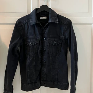 Svart jeansjacka - Svart jeansjacka från ginatricot. Storlek xs. 