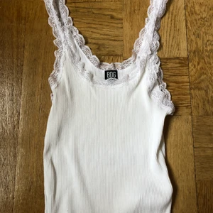 Urban Outfitters linne - Gulligt linne från Urban Outfitters, aldrig använt! Väldigt stretchigt så passar flera storlekar🌟