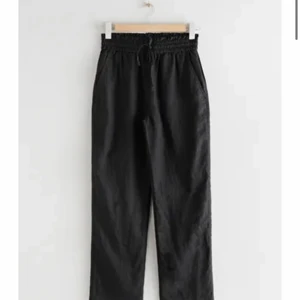 LINNEBYXOR & other stories - Linnebyxor från & Other stories i storlek S, är nya med lapp kvar då jag tyvärr måste inse att de är lite små på mig