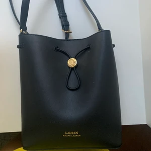Väska från Ralp Lauren - Svart ”bucketbag” från Ralp Lauren. Givetvis äkta, köpt i deras egna butik i Miami 2019. Nypris 3200kr