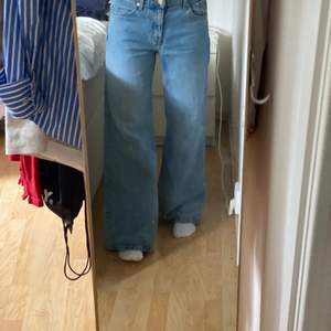 Ett par snygga lågmidjade weekday jeans i modellen Ray. Har använt kanske 10 ggr men ser ut som nya. 