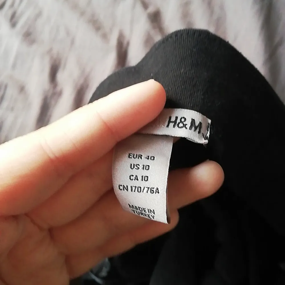 Kjolen är använd 1 gång och är i storlek 40 köpt i h&m,. Hameet.