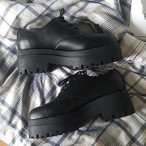 Svarta platform skor strl 40 - Svarta platform skor med snörning. Oanvända och är strl 40. 