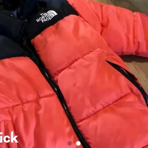 Jacka - Säljer min röda the north face Jacka! Helt nyskick använt ca 1 gång, säljer pga kommer inte till användning❤️ skriv vid intresse ❤️