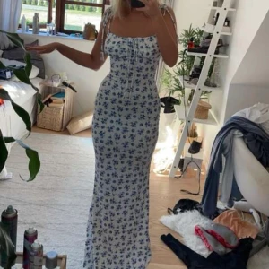 Klänning - KÖP INTE DIREKT!!Säljer denna jättefina klänning ifrån SHEIN ❤️ så fin med blåa blommor på, den är aldrig använd då jag köpte den för att ha på min skolavslutning men jag valde en annan istället❤️ säljer för 120kr+frakt skriv för mer info 