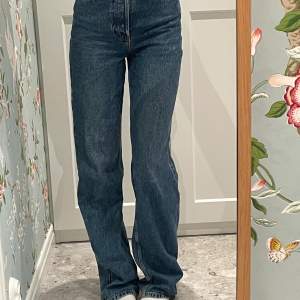 Supersköna högmidjade straight jeans från topshop🥰 inte använda på knappt två år och i bra skick😊 Långa på mig som är 1.80😆