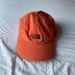 The north face keps - The north face keps Lite solblekt  Kolla gärna in mina andra annonser, Samfraktar och kan lösa paket pris
