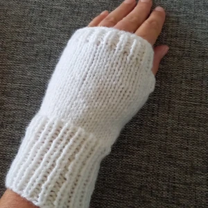 Nya vita torgvantar storlek M/L - Nu finns ett par av de populära torgvantarna tillgängliga! Stickade i ett garn som är varmt och skönt, men inte stickigt. Kan tvättas i 40 grader. Pris 87 kr+ frakt som vanligt brev. Totalt 100 kr. Lite dyrare vid spårbar frakt.