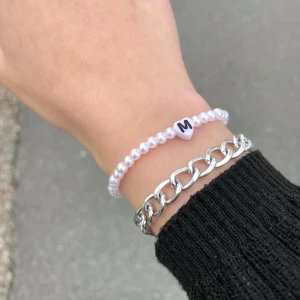Bokstavsarmband - Finns i alla bokstäver (någon kan vara slutsåld) 15cm + 5cm förlängning. 1 för 49kr och 2st för 78kr FRAKT INGÅR  Instagram: Vikiicom