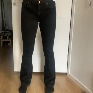 Säljer svarta boutcut jeans eftersom dem är för små för mig. (OBS inte jag på bilden)  Modellen är 170 och dem sitter bra i längden.