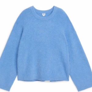 Slutsåld stickad tröja Arket - Säljer denna superfina alpackaull-blandnings tröjan från arket, eftersom jag har en liknande. Den finns inte på hemsidan och är väldigt efterfrågad! Aldrig tvättad och väldigt sparsamt använd. Obs jag säljer bara om jag får bra bud💞💫🍁nypris ca 900