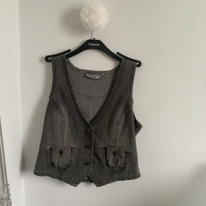 Jeansväst - Väst i grått jeansmaterial från Kappahl i storlek 40🖤som ny. Fraktkostnaden kan variera!