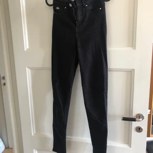 High Rise True Black Karve Skinny Jeans - High Rise True Black Karve Skinny Jeans. Måttligt använda men för små/tighta på mig.   Köpes mot frakt eller upphämtning vid Skanstull, Stockholm