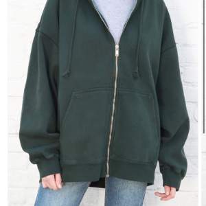 Säljer denna zip hoodien från brandy Melville i nyskick! ❤️❤️