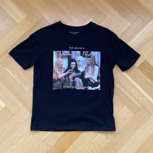 Svart friends t-shirt - Säljer denna superfina freindst-shirten!!! Sparsamt använd och i nyskick🥳från pull&bear