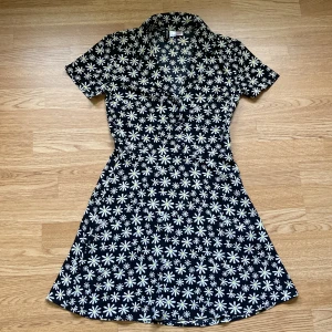 blommig klänning - söt blommig sommarklänning från h&m divided, storlek 34. aldrig använd. möter upp i stockholm, annars står köparen för frakten 