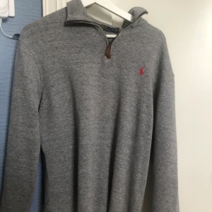 Polo Ralph halfzip - Säljer nu min polo halfzip  Fint skick  Inga skador eller hål Nypris 1500