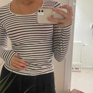 randig långärmad tröja - älskar denna tröjan, sitter så bra & den har så fin ringning. Säljer pga att den inte passar min ”stil” längre. 