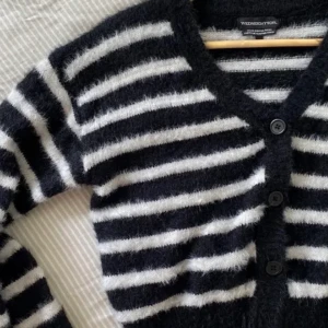 Randig kofta - Fick den i födelsedagspresent förra året, säljer då den inte kmr till ngn andvändning. Är en xs men sitter som en s på mig som vanligtvis har m/s💕❤️✌🏽