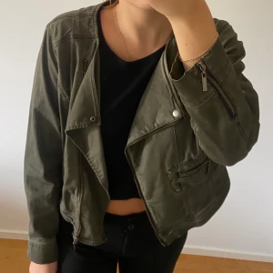 Grön jacka - Jätte cool och unik grön jacka. Säljer för 60kr! Perfekt till våren och går att använda både till finare tillfällen och vanliga. Är i storlek L men skulle säga att den är mer som en M eller S. 