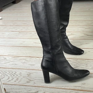 Svarta Ecco läderstövlar  - Superfina svarta läderstövlar från Ecco i storlek 39. Väldigt fint skick. 