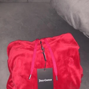 Juicy kofta röd - Nytt. Passar inte in på mig drf säljer jag det 