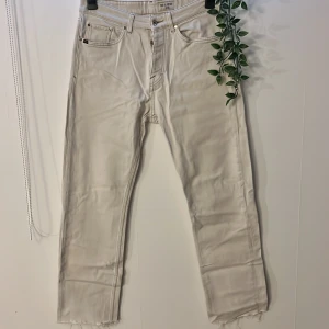 Tiger of Sweden Jeans - Tiger of Sweden Jeans  Benvit färg Strl 32/34 men avklippta ner till Väl använda!  missfärgningar finns på byxan men inget man märker/syns när man har på sig dom!   Straight fit påminner mycket om Levis 501