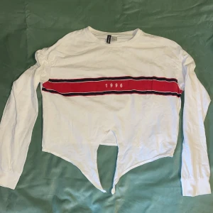 Magtröja från H&M - En magtröja från H&M i strl M Ett tryck på där det står 1996 Är i bra skick