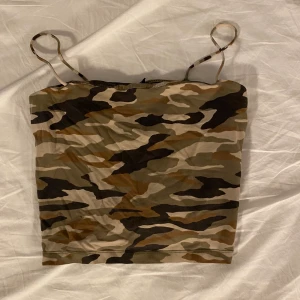 Linne från Ginatricot - Camoflage linne från Ginatricot.