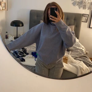 Stickad tröja - Säljer denna super fina blå stickade tröjan ifrån zara. Köpte i våras och den är nästan aldrig använt och i fint skick. Köpte för 499 kr och pris kan diskuteras 