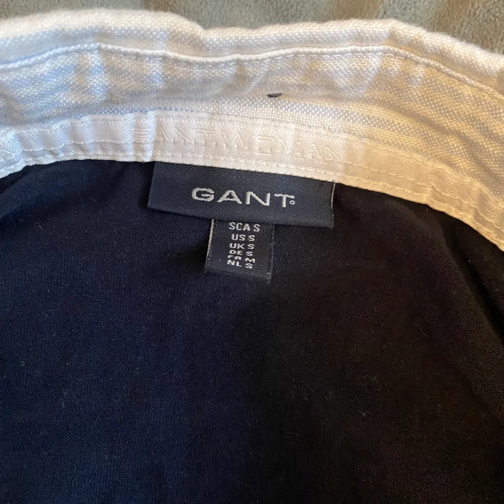 Långärmad tröja från Gant. Säljer pga att jag inte använder. Den är som ny. Kommer inte ihåg nypriset men säljer för 100kr. Kan mötas upp i Sthlm eller frakta .. Tröjor & Koftor.