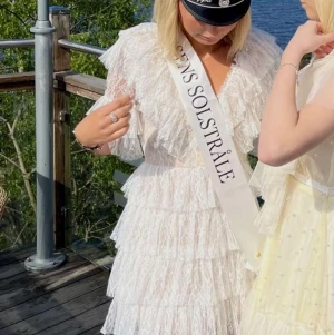 Klänning - Säljer den finaste studentklänningen från by malina😍 Köpte klänningen från deras hemsida förra hösten för 2499 kr, Stl XS. Köparen står för frakten🤍