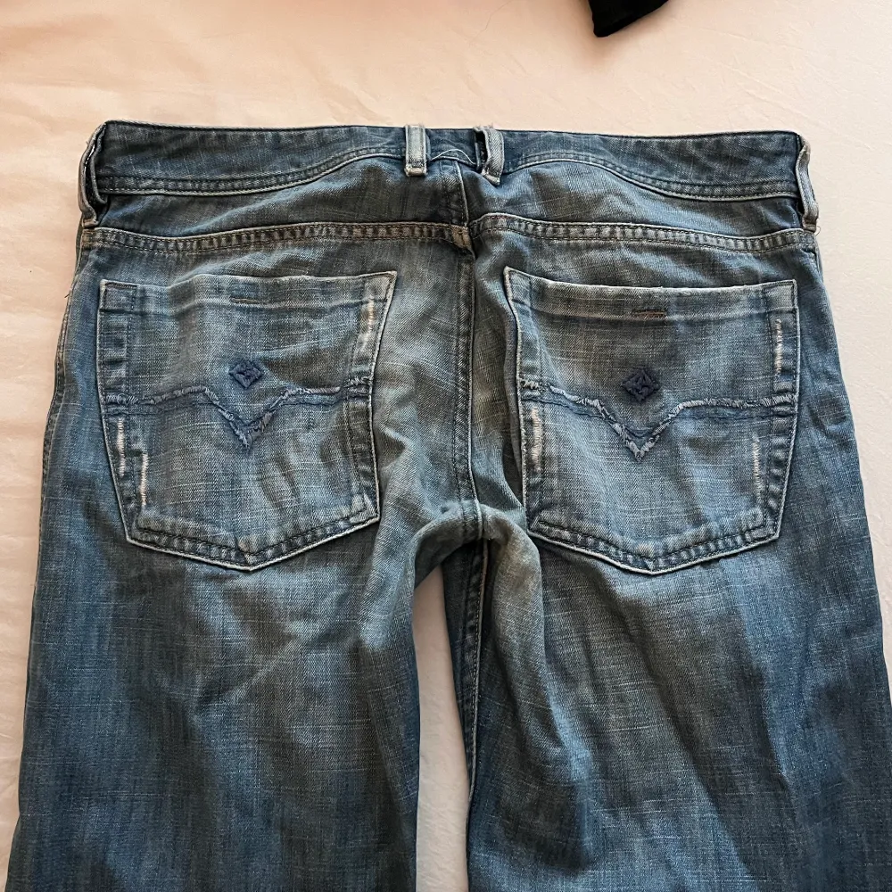 feeett kattiga lågmidjade diesel jeans som tyvärr är för långa och förstora på mig😿😿 lite slitningar men annars bra skick💕 midjemått: 82cm, innerbenslängd: 80cm⭐️det är inte jag på bilden så fråga privat om bilder när jag har på mig de. Jeans & Byxor.