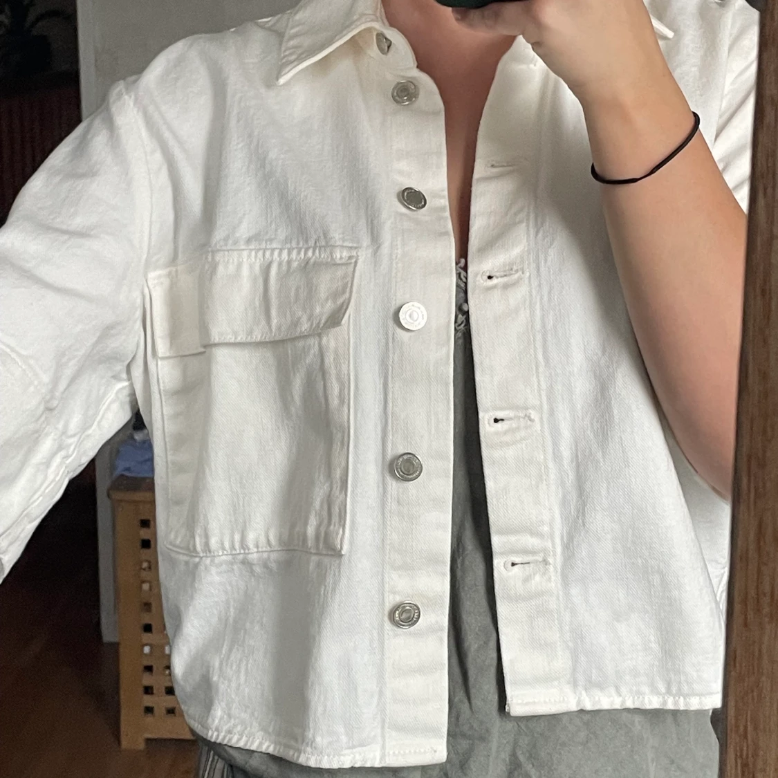 Bekväm och cool vit jacka/skjorta från Zara. Säljer för att den inte kommer till användning längre! - 90