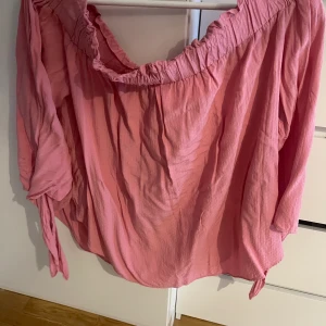 Blusar - 1. Rosa off-shoulder blus, storlek M (100kr) 2. Ljusblå blus, storlek L (helt ny) (100kr) 3. Vit off-shoulder blus, storlek M/L (100kr) Priset kan diskuteras 