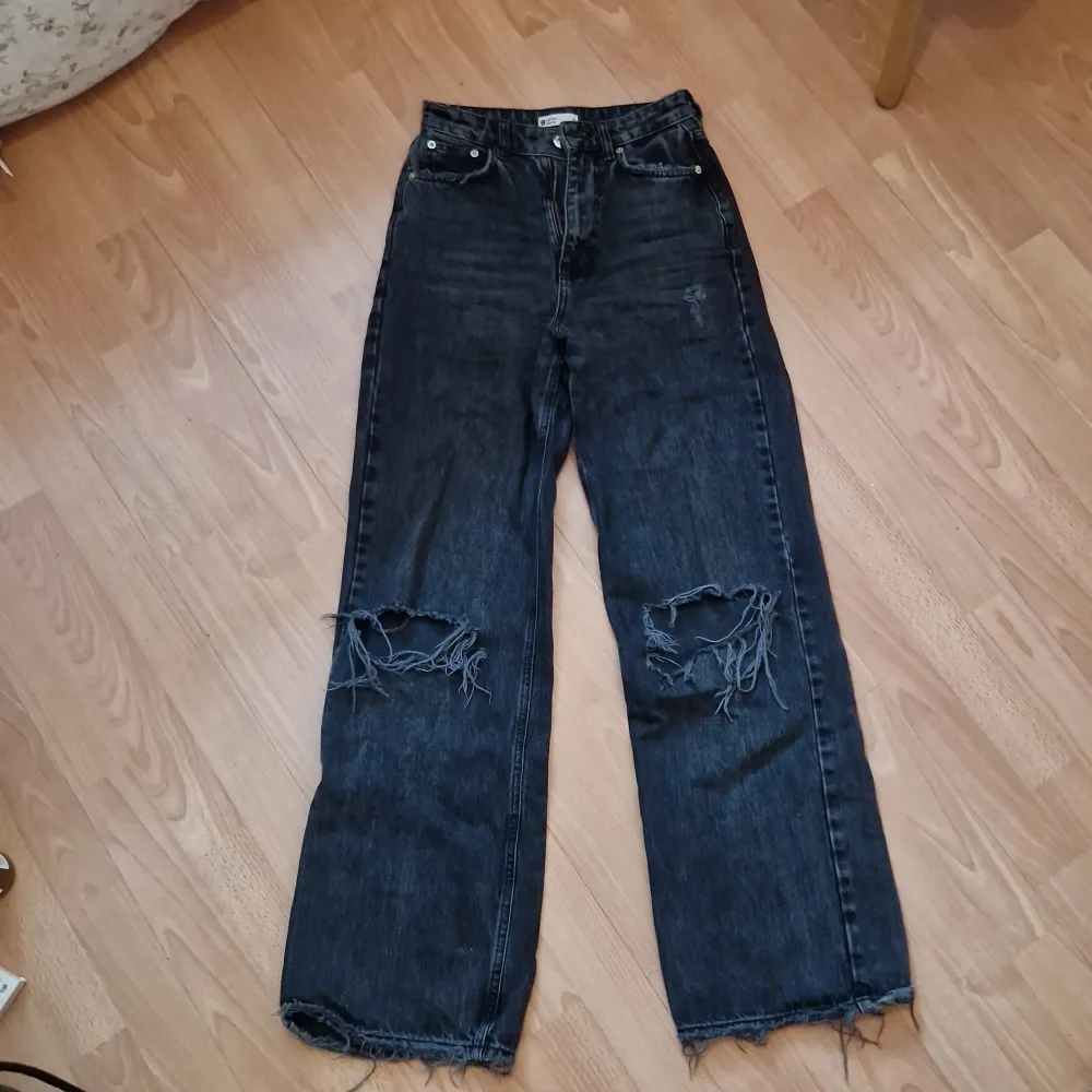 Svarta jeans, grina tricot, slita och slitts vid knäna, bra skick, bra hållbarhet, storlek 34, high rise, långa!. Jeans & Byxor.