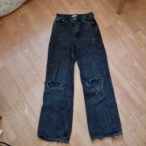 Slitna svarta jeans från Ginatricot - Svarta jeans, grina tricot, slita och slitts vid knäna, bra skick, bra hållbarhet, storlek 34, high rise, långa!