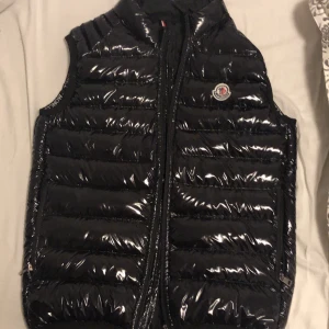 Moncler väst - Tja! Säljer en fin moncler väst ny skick, strl s passar M.