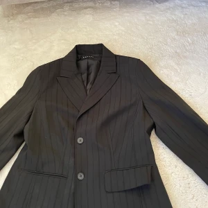 Kavaj från kaffe - Super snygg kavaj från kaffe som är inköpt i London för 1500kr Som ny. Jag är en xs men tycker de är snyggt när kavajen är lite större 