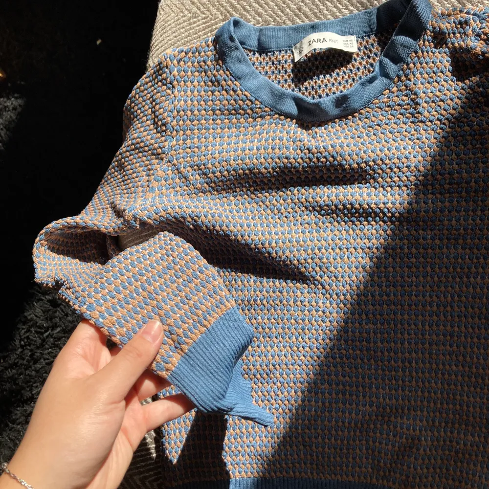 Zara knit tröja i xs/s köpt några år sen. Använd några gånger innan jag växte ur den, i bra skick!🥰jättefint mönster! Köpare står för frakt. Toppar.