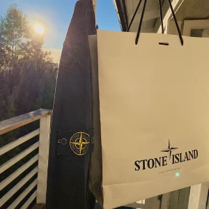 Stone Island Sweatshirt Svart - Hej, säljer nu min Stone Island Sweatshirt i storlek XL. Den är i bra skick utan tydliga tecken på användning. Nypris 2300kr. Har påse från köp samt äkthet kan verifieras med CLG-Kod. Priset är inte hugget i sten. Hör av er vid frågor.