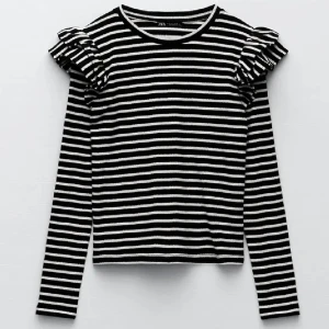 Zara randig volang tröja  - En svart, vit randig volang tröja från zara. 