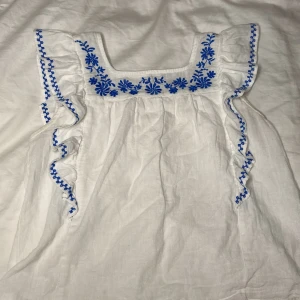 Fin volang tröja  - En blå vit tröja från prime mark 😘