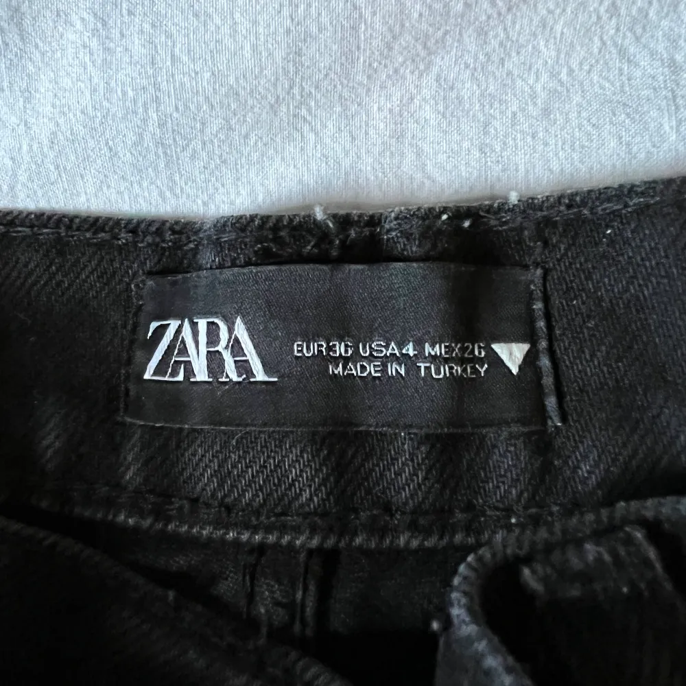 Svarta jeans från Zara, använda cirka 5 ggr. Köptes för 500kr, säljes för 200+frakt💕. Jeans & Byxor.