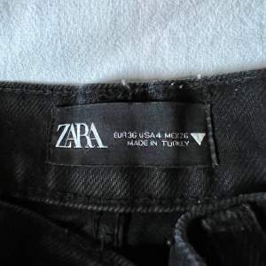 Svarta jeans från Zara, använda cirka 5 ggr. Köptes för 500kr, säljes för 200+frakt💕
