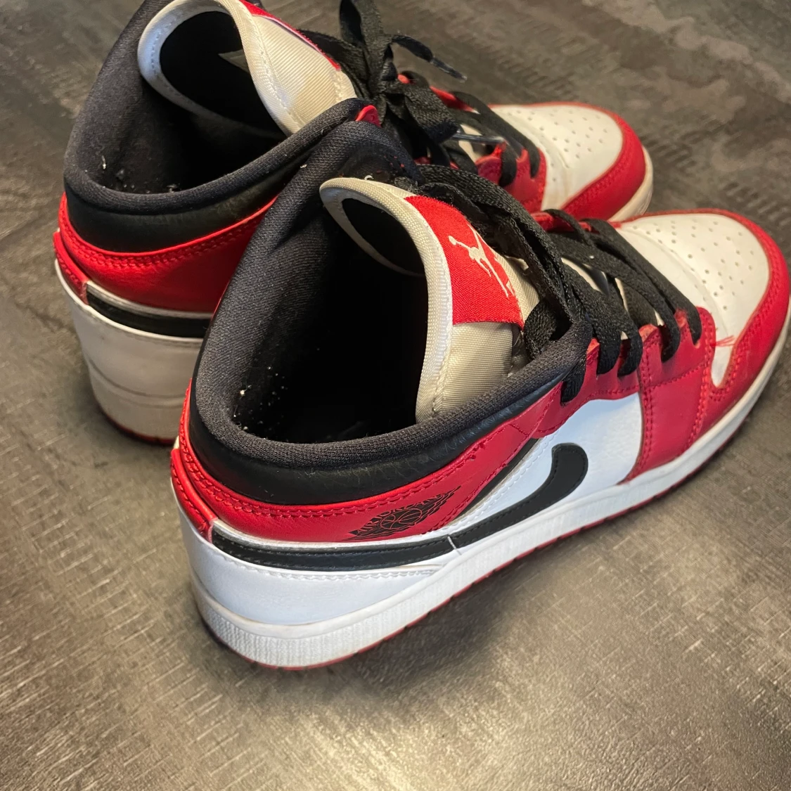 Jordan 1 Mid Chicago  - 91