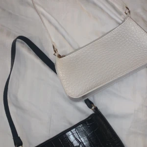 Handväskor  - Handväskor i imiterat krokodilskinn. Köpta av en annan tjej på plick! Jag har själv inte använt dom. 20kr/st🖤🤍