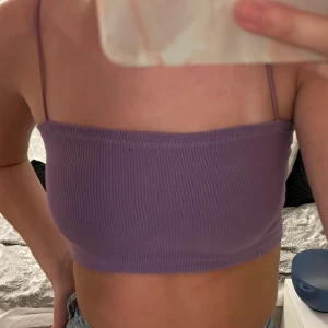 Lila linne - Säljer detta lila linne från zara i storlek S. Köparen står för frakten och skriv privat för fler bilder 